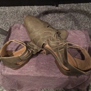 Size 6 Qupid Taupe Sandle